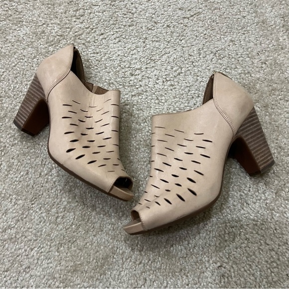 CLARKS Okena Leather Peep Toe Heeled Shoes Heels Back Zip Size 9 Beige, - Picture 10 of 16